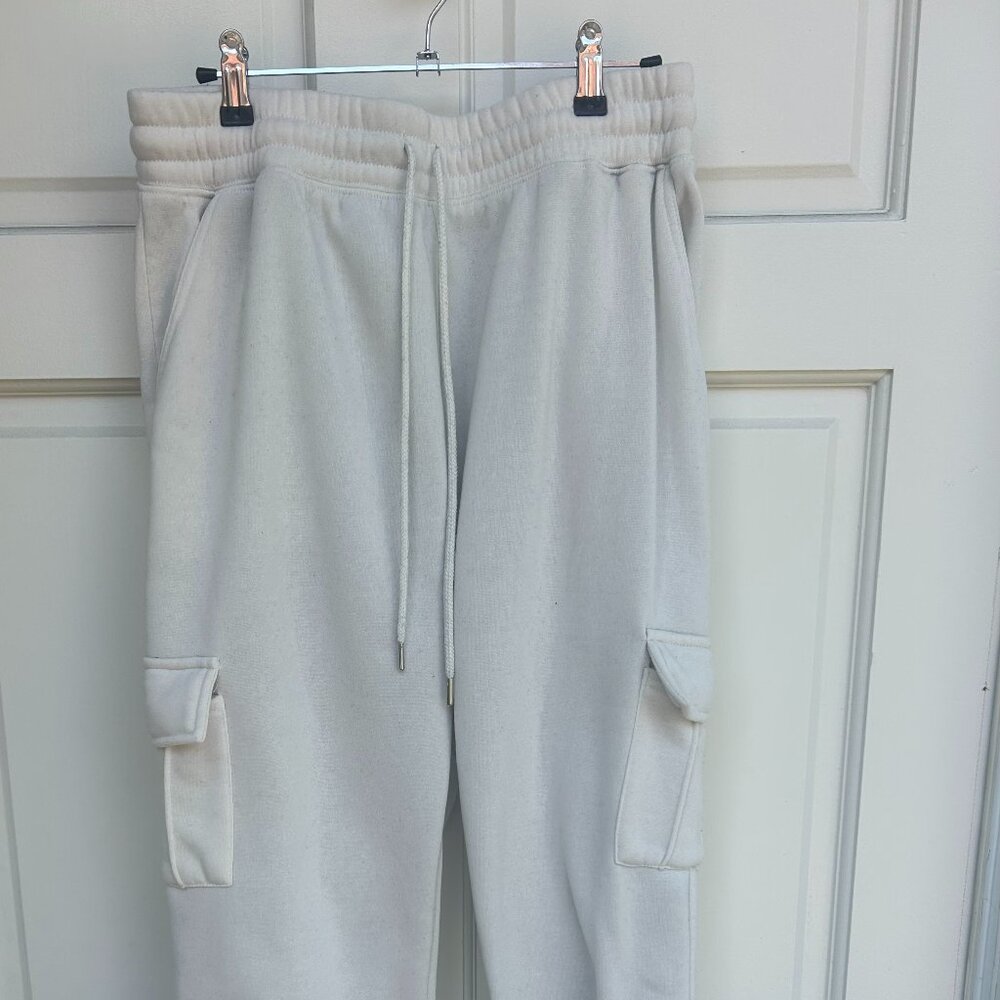 creme/white cuffed sweatpants